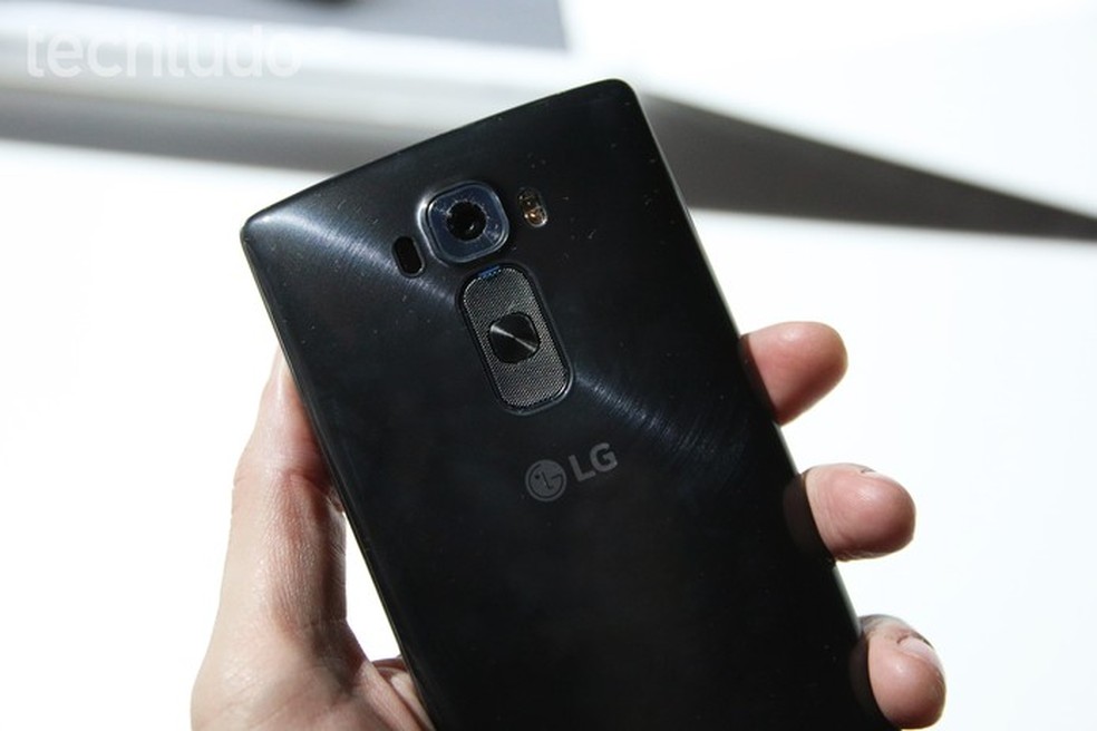 O LG G Flex 2 tem câmera traseira de 13 megapixels e frontal de 2,1 (Foto: Fabrício Vitorino/TechTudo) — Foto: TechTudo