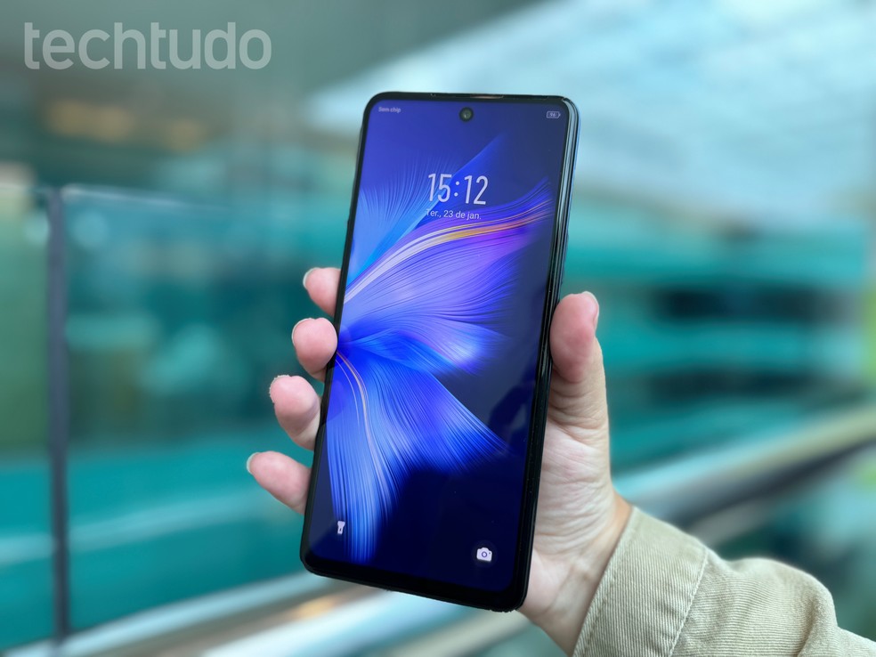 Infinix Note 30 5G tem uma tela de 6,78 polegadas com tecnologia LCD — Foto: Letícia Rosa/TechTudo