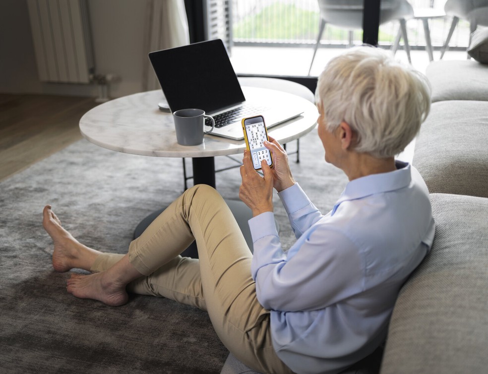 Smartphone passou a ocupar parte do tempo antes dividido entre TV, telefone, visitas e tarefas da rotina — Foto: Reprodução/Magnific (antigo Freepik)