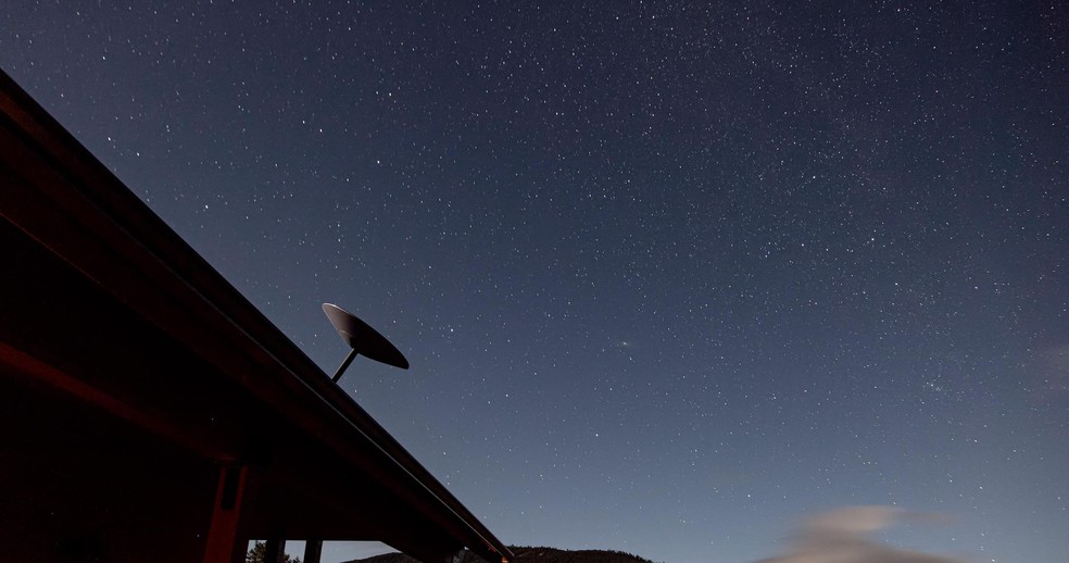 Antena Starlink recebe sinal de internet em cima do telhado — Foto: Divulgação/Starlink