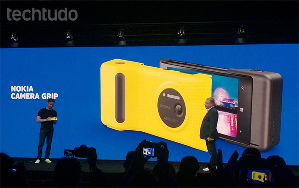 Lumia 1020 e o camera grip (Foto: Allan Melo/TechTudo) — Foto: TechTudo