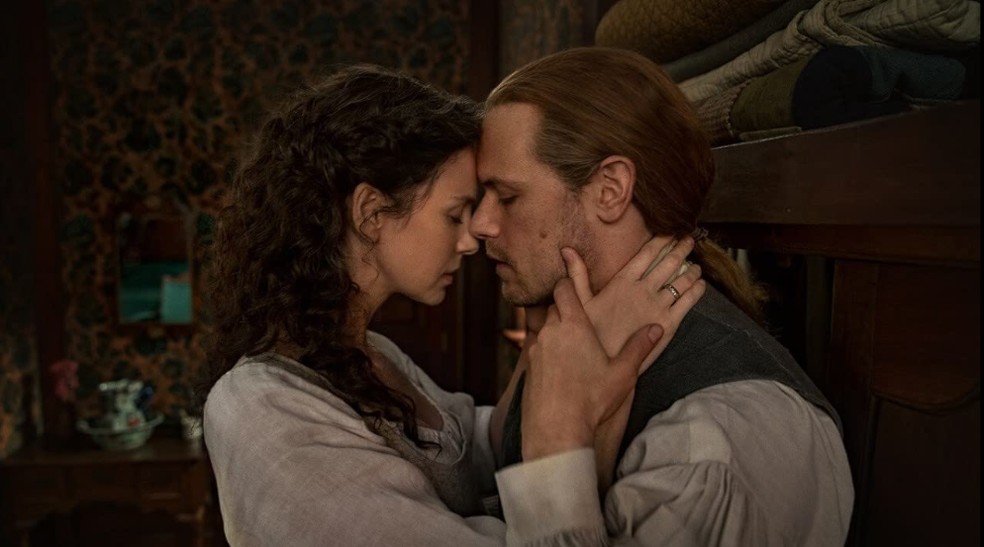 Em Outlander, uma enfermeira de combate misteriosamente viaja no tempo  — Foto: Reprodução/IMDb
