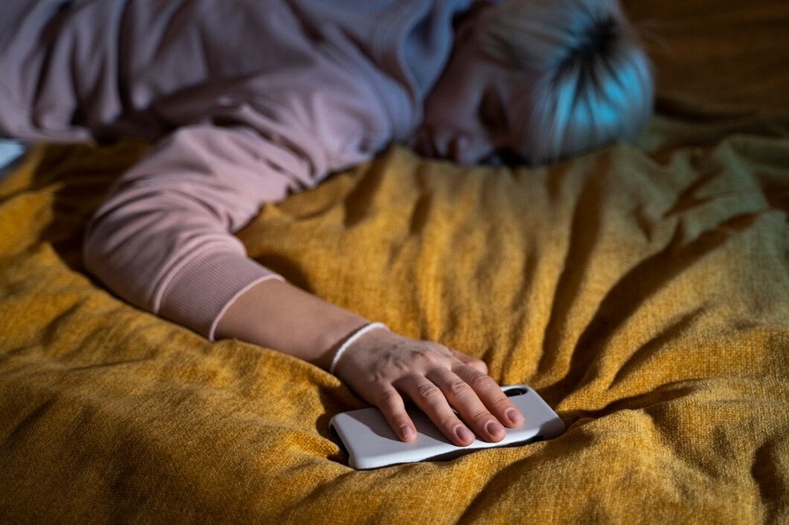 Dormir com o celular do lado da cabeça é perigoso? Veja a verdade