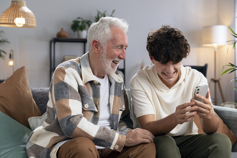 Jovens e idosos podem passar horas no celular, mas por motivos diferentes: enquanto a Geração Z busca validação e likes, muitos idosos procuram pertencimento e companhia — Foto: Reprodução/Magnific (antigo Freepik)