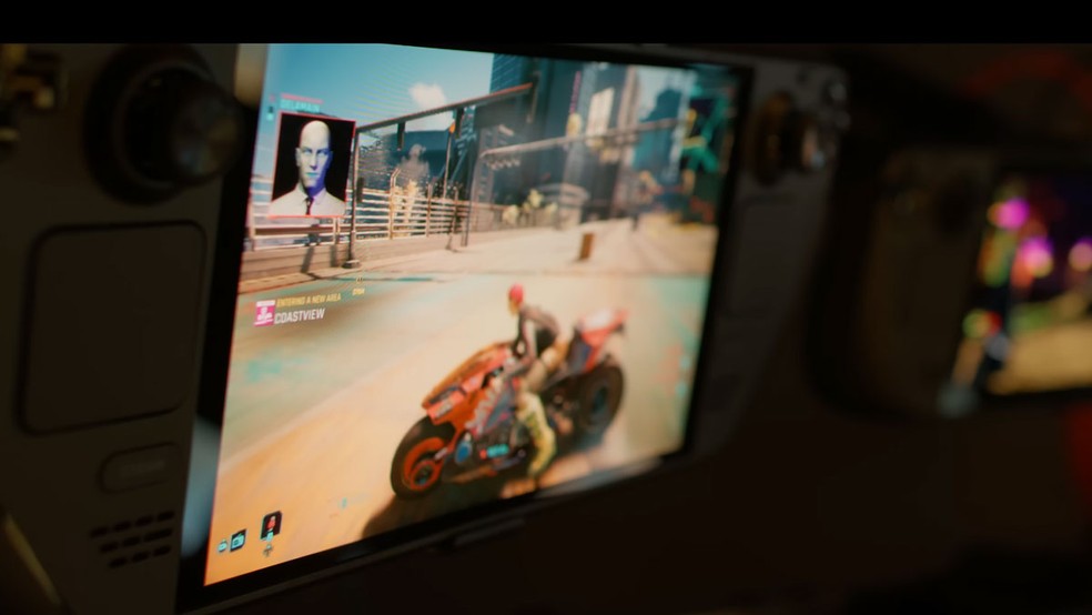 O Steam Deck OLED conta com uma bateria maior que pode oferecer mais horas de gameplay — Foto: Reprodução/Valve