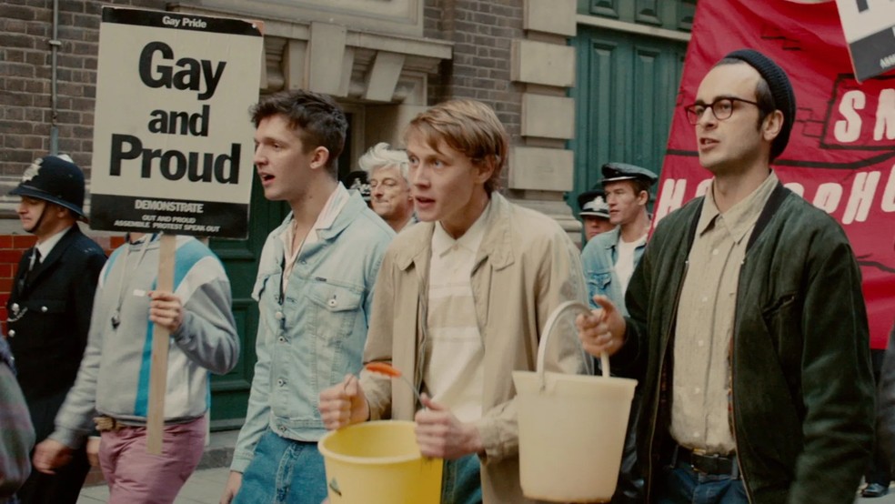 A comunidade gay de Londres decide apoiar uma greve de mineiros — Foto: Reprodução/The Movie Database