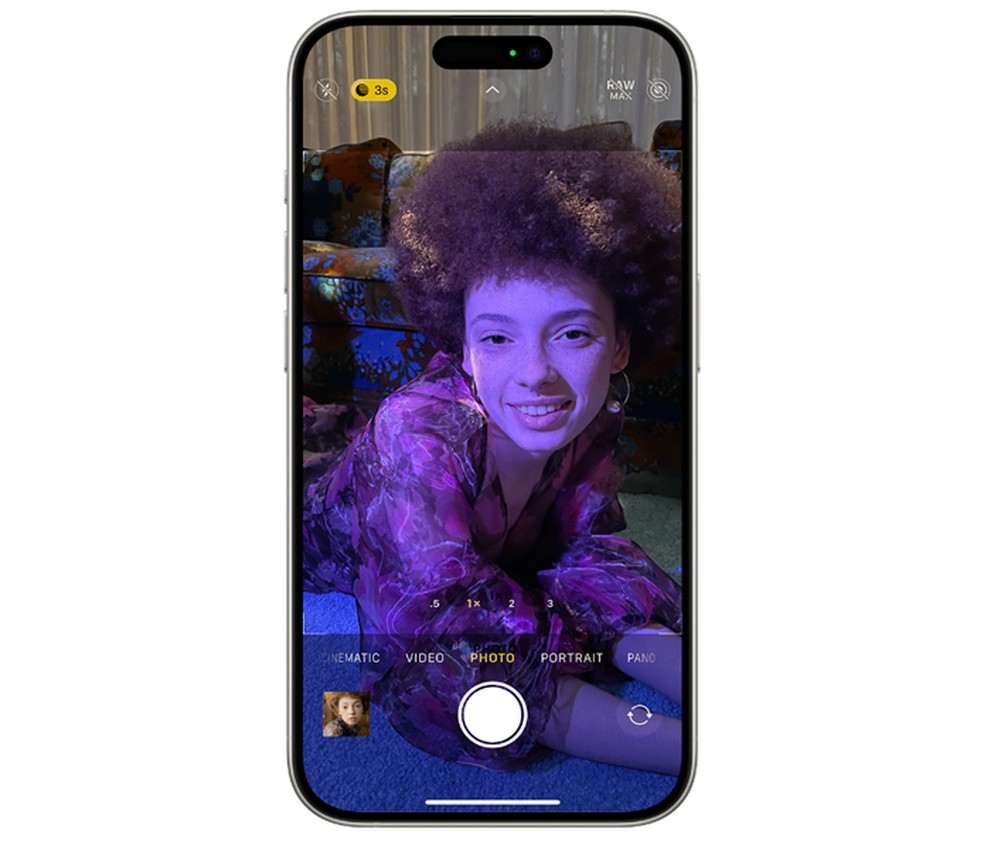 Modo noturno da câmera do iPhone é ativado automaticamente em ambientes com pouca luminosidade — Foto: Reprodução/Apple