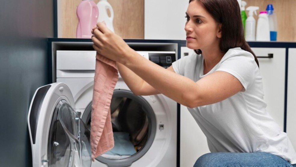 A máquina de lavar roupa é mais um aparelho que deve sempre ser desconectado da tomada após o uso — Foto: Reprodução/Freepik