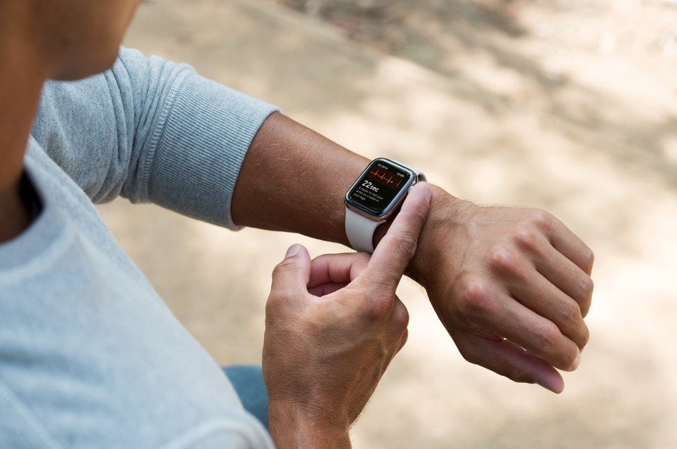 e-chip pode viabilizar o compartilhamento do plano com wearables como o Apple Watch — Foto: Divulgação/Apple