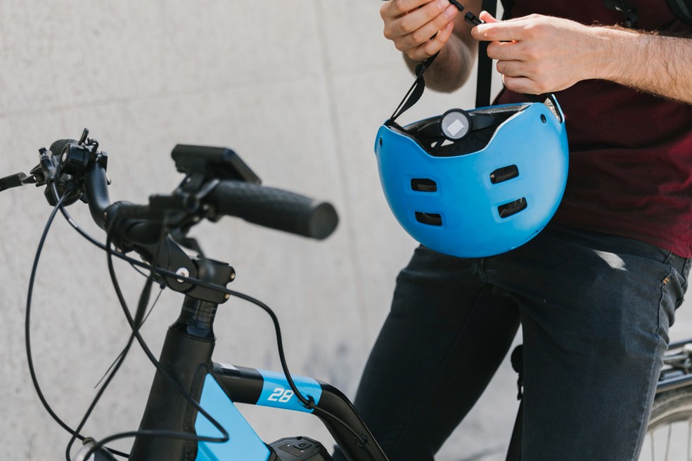 Para toda scooter elétrica que exige habilitação, também é exigido o uso do capacete — Foto: Reprodução/Freepik