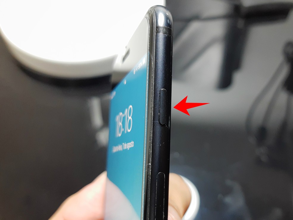 Desligamento forçado, pelo botão Power, não é totalmente recomendado — Foto: Reprodução/Rodrigo Fernandes