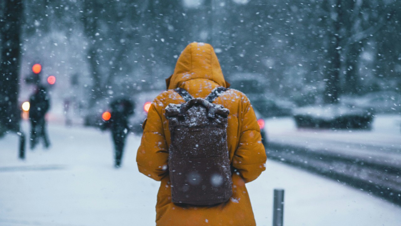 Trabalhar no frio é proibido? Lei sobre baixas temperaturas viraliza nas redes