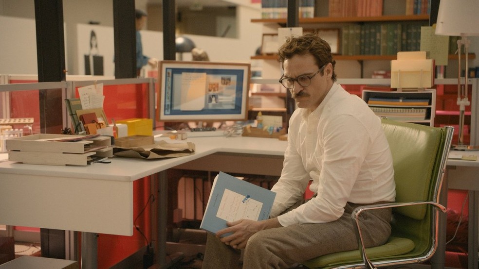 No filme Her, um usuário se apaixona por uma IA interativa que interpreta expressões — Foto: Reprodução/Warner Bros