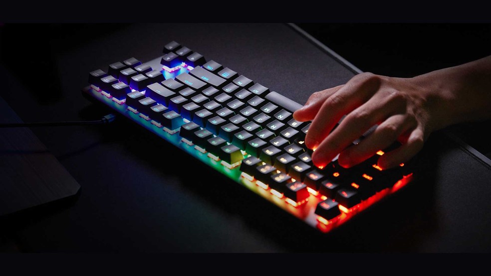 Alloy Origins Core é um modelo da HyperX com LEDs RGB e sem teclado numérico. — Foto: Divulgação/HyperX