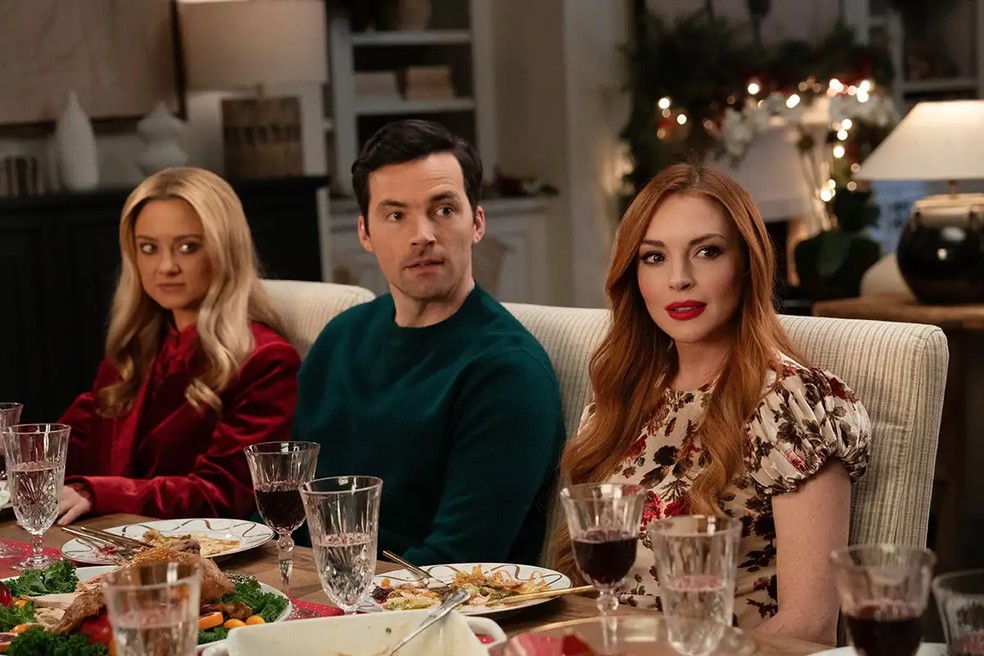 Nosso Segredinho é uma comédia romântica natalina estrelada pela atriz Lindsay Lohan (à direita) — Foto: Divulgação/Netflix