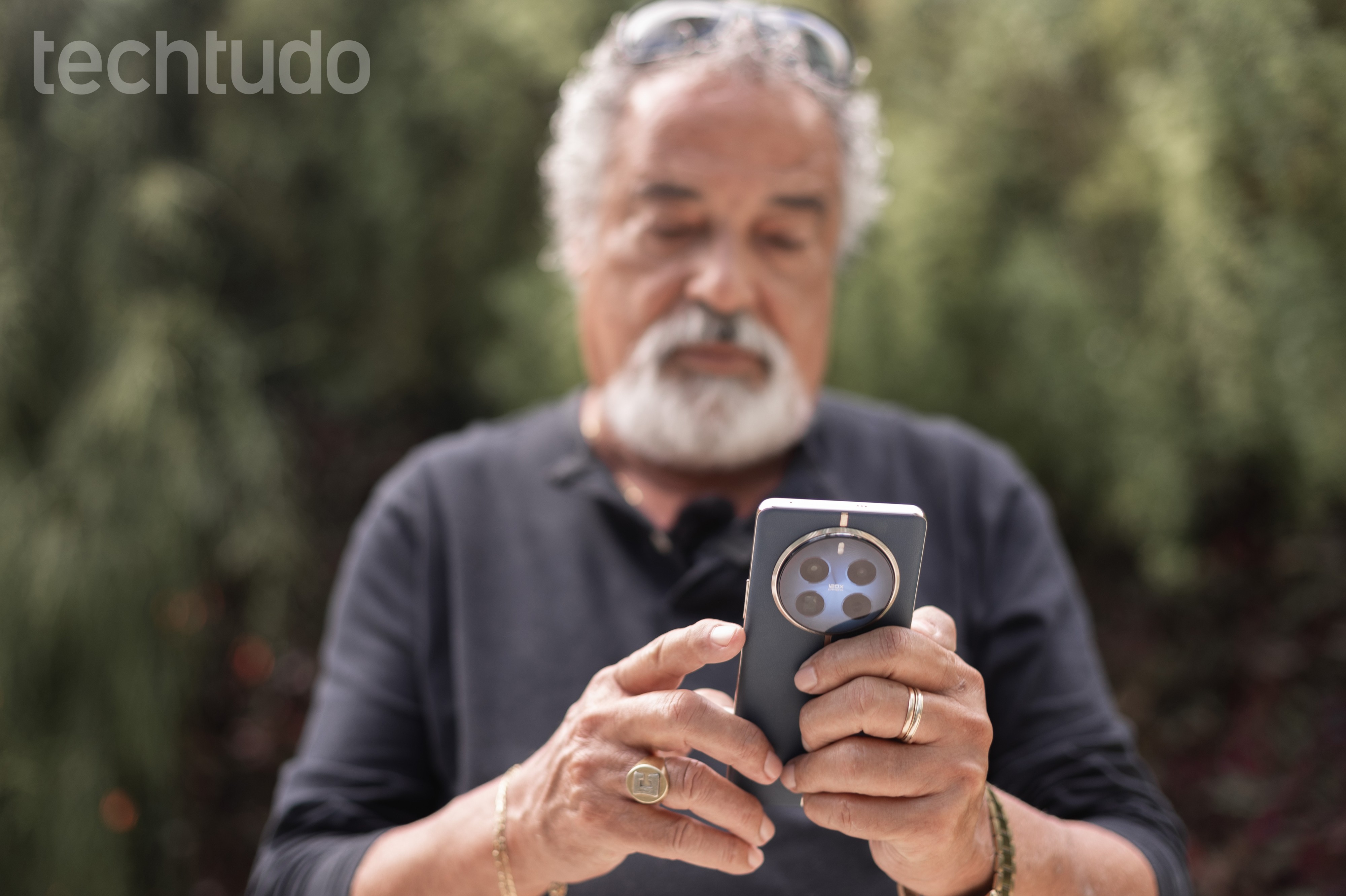 Reler conversas antigas revela algo sobre seu emocional — psicólogo explica