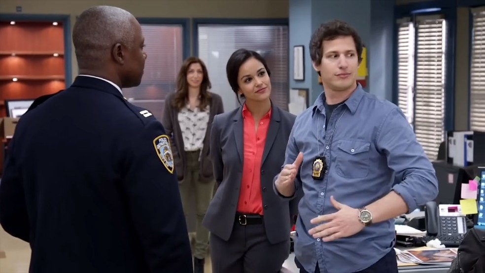 No início de Brooklyn 99 o Capitão Holt surpreendeu Jake Peralta no meio de uma imitação e o obrigou a fazê-la na frente dele — Foto: Reprodução/Comedy Bites