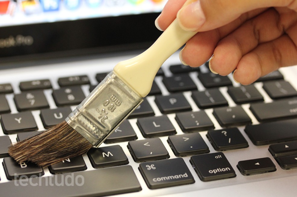 Pincel é ideal para teclado com mais espaços entre as teclas — Foto:  TechTudo/Pedro Cardoso