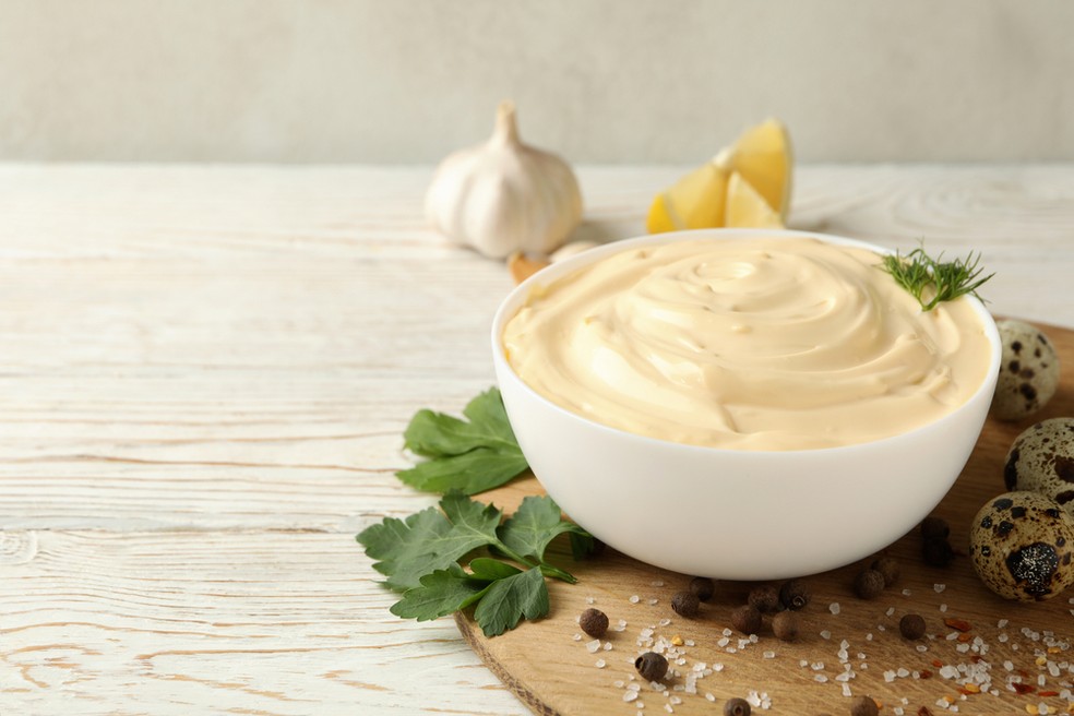 Molhos, como de alho, não devem ser mantidos na geladeira por muito tempo — Foto: Shutterstock