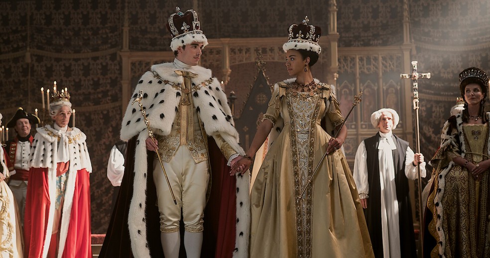 Momento da coroação de George e Charlotte na série — Foto: Divulgação/Netflix