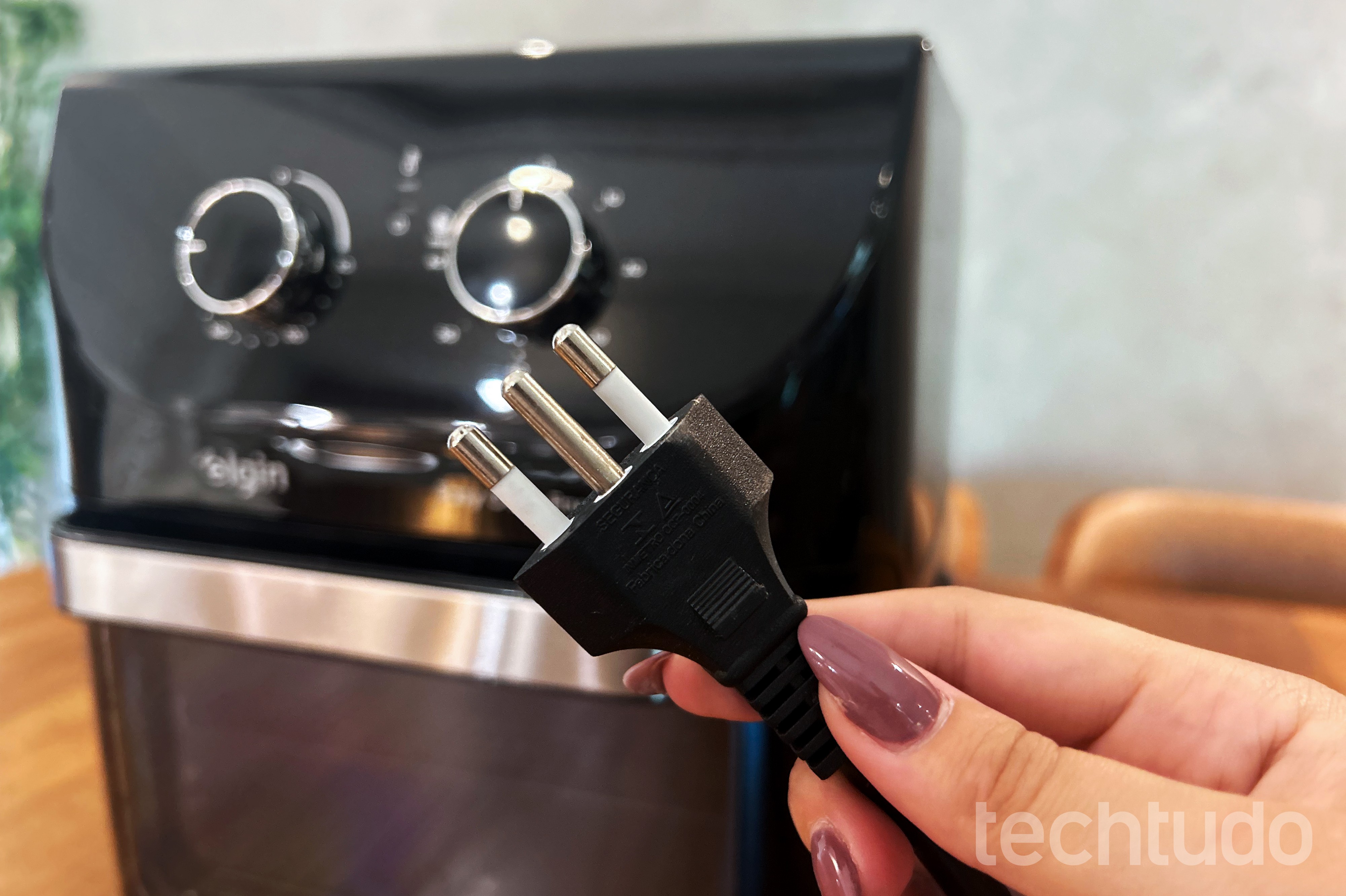 Por que não usar extensão e adaptador na Air Fryer? Veja piores riscos