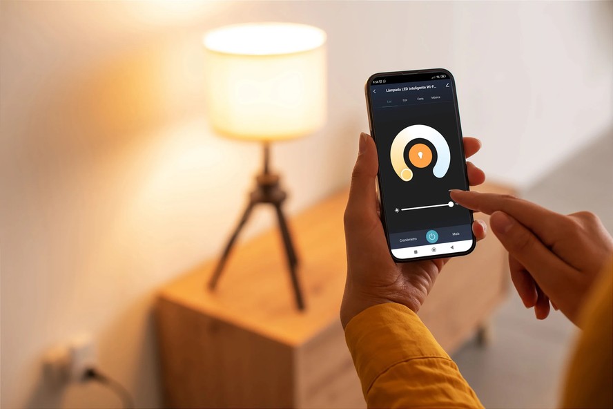 Uma lâmpada inteligente colorida, iluminando um ambiente moderno e mostrando a capacidade de personalização da iluminação residencial.
