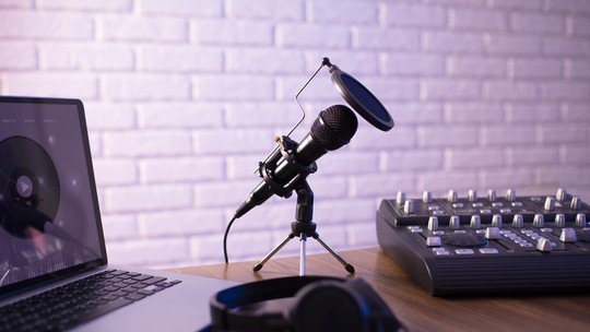 Suporte para microfone: 6 modelos para usar em podcasts e eventos