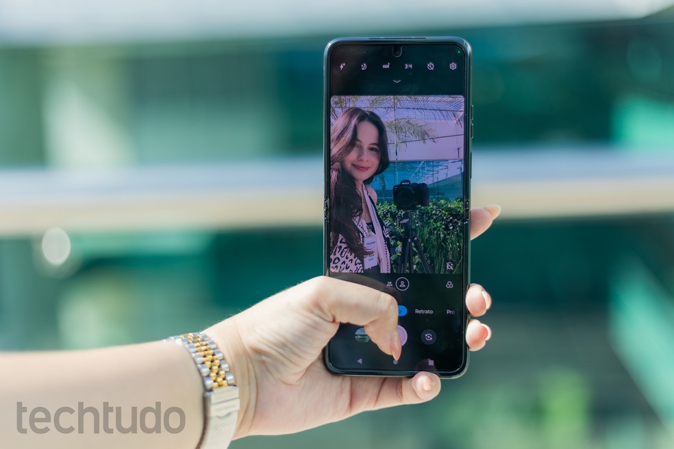 Motorola Razr 40 tem câmera frontal de 32 MP que filma em 4K — Foto: Mariana Saguias/TechTudo