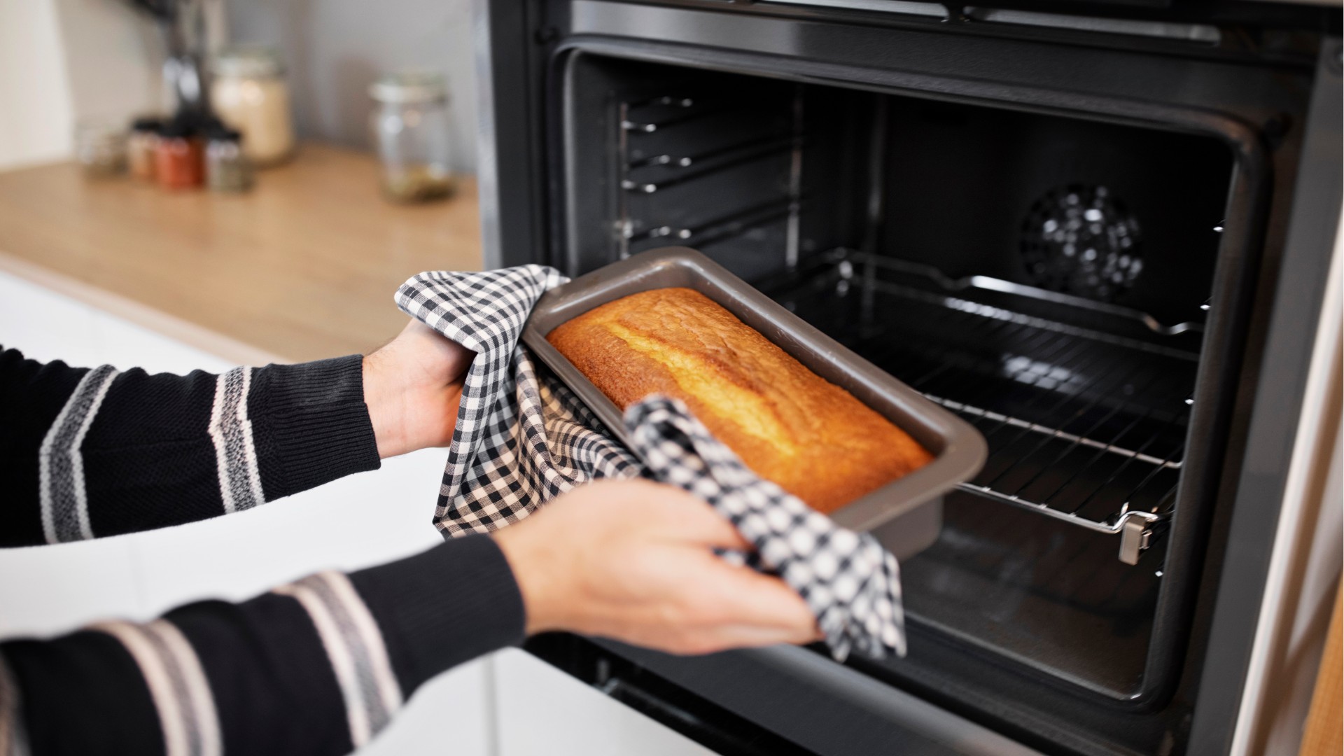Um-delicioso-bolo-numa-forma-retangular-sendo-retirado-do-Forno-eletrico Um-delicioso-bolo-numa-forma-retangular-sendo-retirado-do-Forno-eletrico