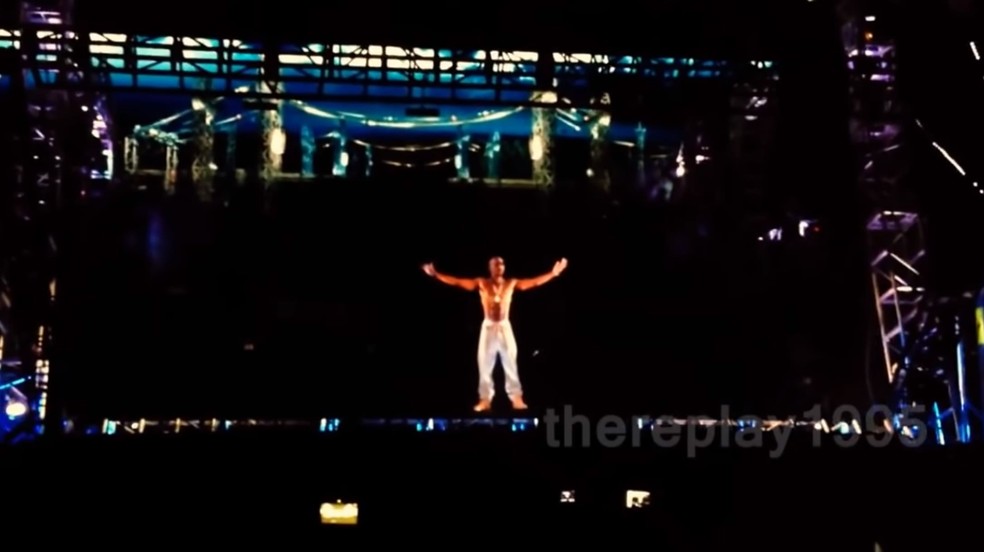 Tupac com holograma no Coachella, em 2012 — Foto: Reprodução/YouTube