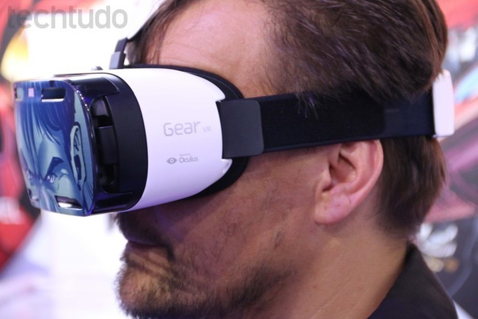 Peso dos óculos de realidade virtual pode incomodar usuário (Foto: Fabricio Vitorino/ TechTudo) — Foto: TechTudo