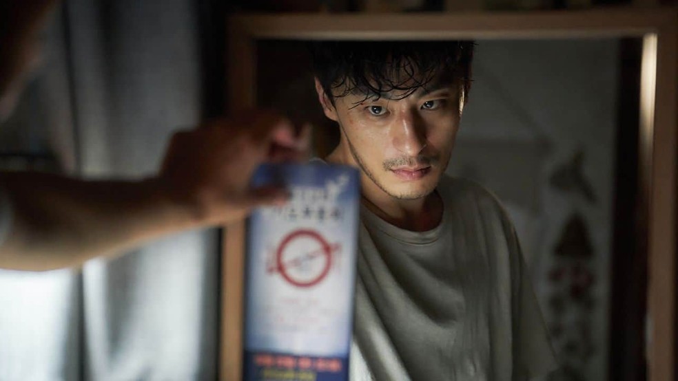 Seol Kang-woo se envolve na trama ao fazer de tudo para encontrar sua irmã — Foto: Divulgação/Netflix