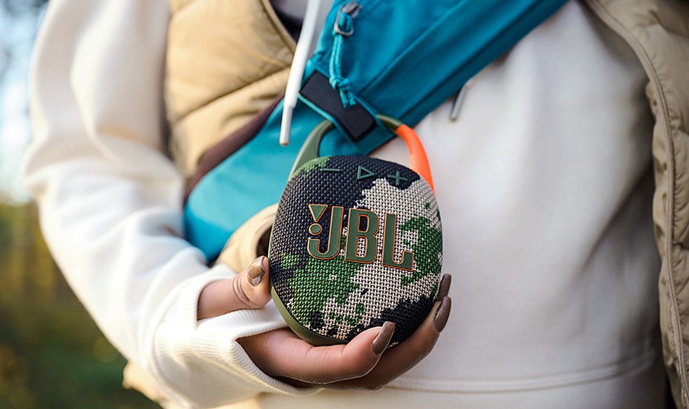 JBL Clip 5 é uma das caixas de som pequenininhas da lista: esses modelos mini servem para viagens, reuniões com amigos e familiares, até para levar para fazer exercícios — Foto: Divulgação/JBL