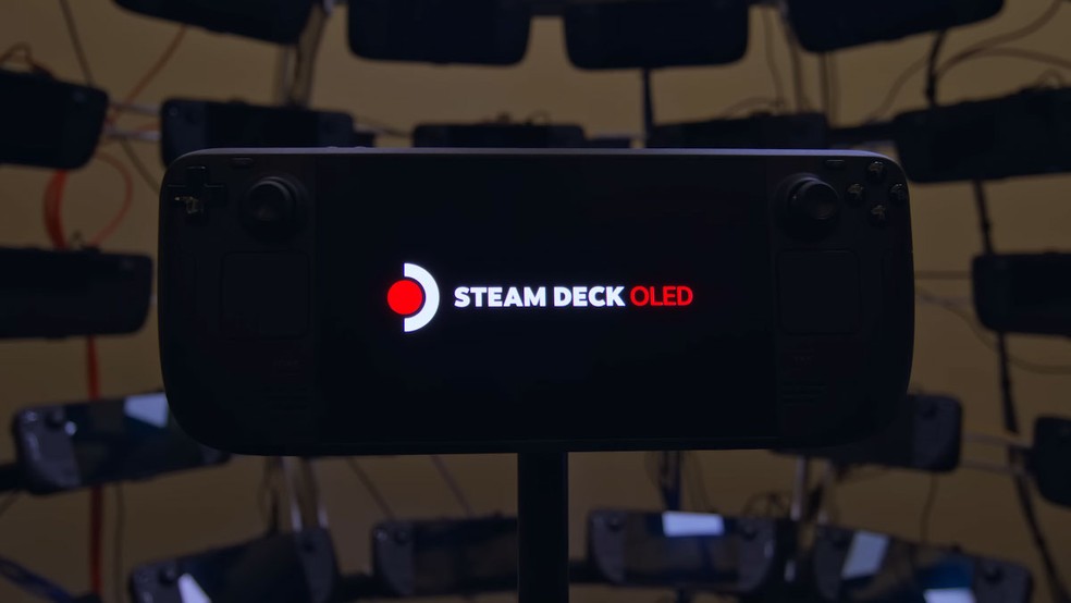 O novo Steam Deck OLED é mais caro que o modelo padrão, o qual recebeu um desconto e terá versões que sairão de circulação — Foto: Reprodução/Valve