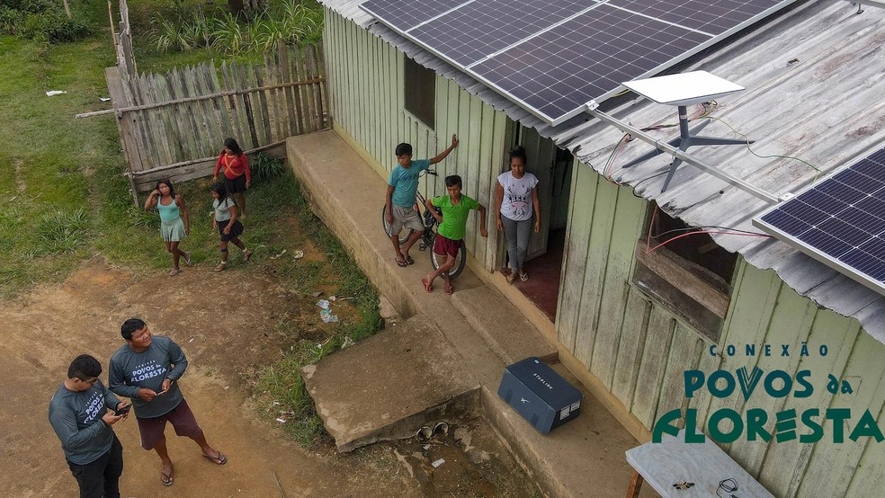 Projeto Conexão Povos da Floresta com serviço da Starlink — Foto: Reprodução/Projeto Conexão Povos da Floresta (Editada por Daniel Trefilio)