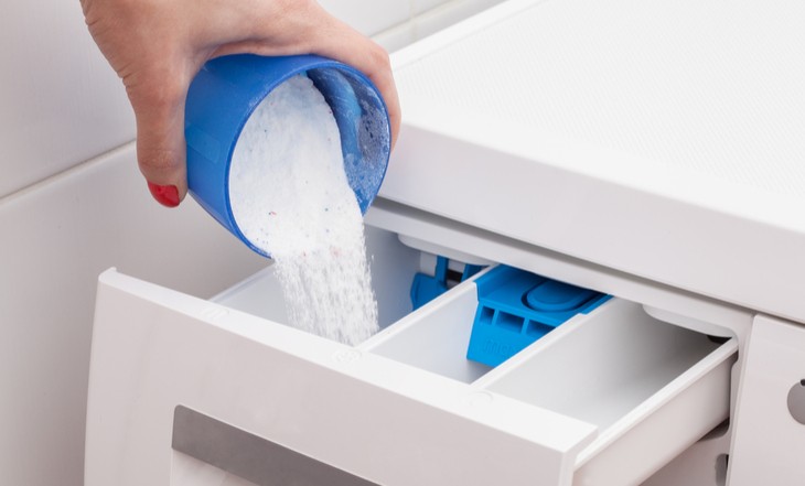 Como lavar roupa na máquina? Veja melhores técnicas e cuidados essenciais