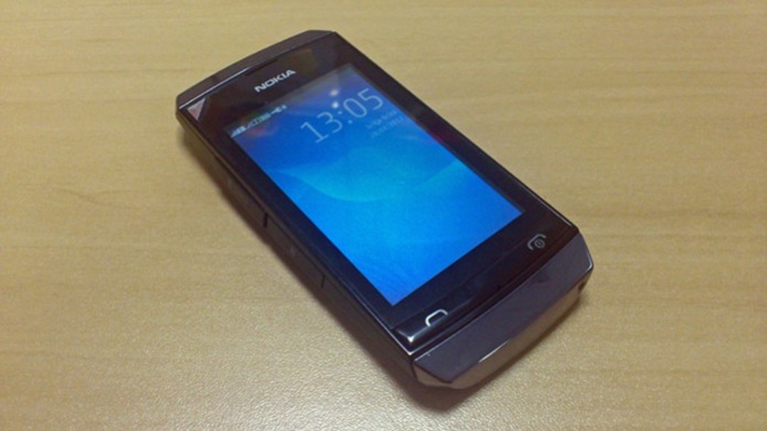 Nokia Asha 305 本体 2013-10-03-nokia-asha305-695.jpg