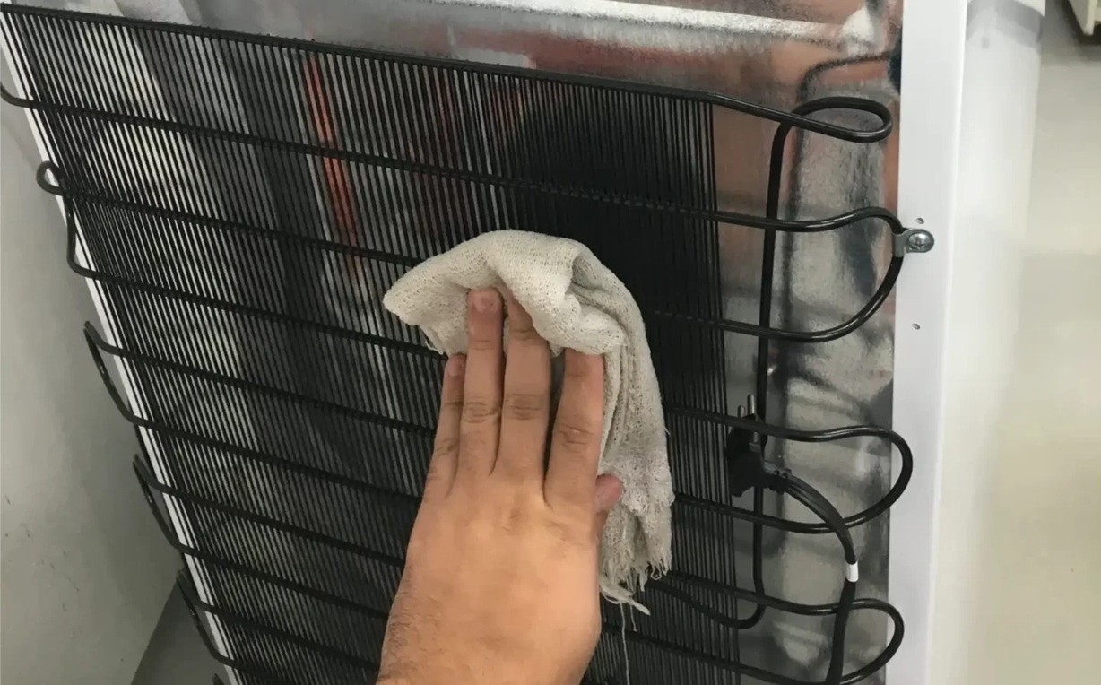 Limpar embaixo da geladeira? Veja como fazer com eletrodomésticos grandes