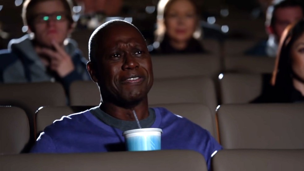A persona robótica do Capitão Holt apresenta um grande contraste com os momentos mais emotivos do personagem de Brooklyn 99 — Foto: Reprodução/Blooklyn Nine-Nine