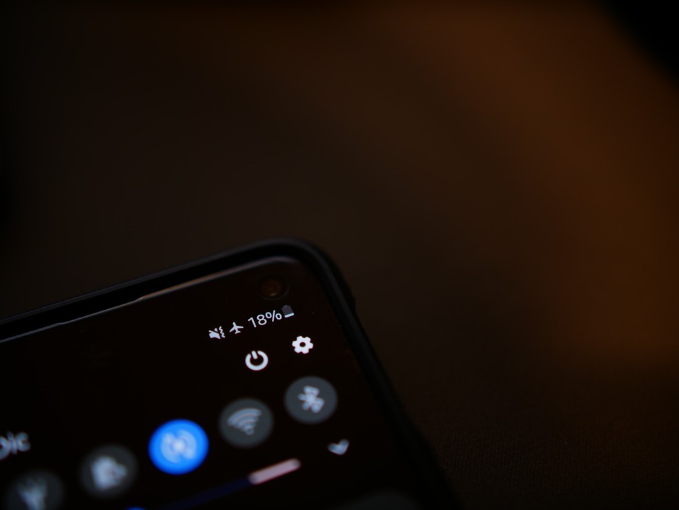 Bateria muito antiga também faz o celular descarregar mais rápido — Foto: Unsplash/Sten Ritterfeld