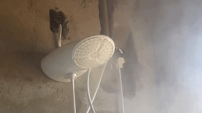 Chuveiro cria 'sauna' no banheiro e vídeo viraliza