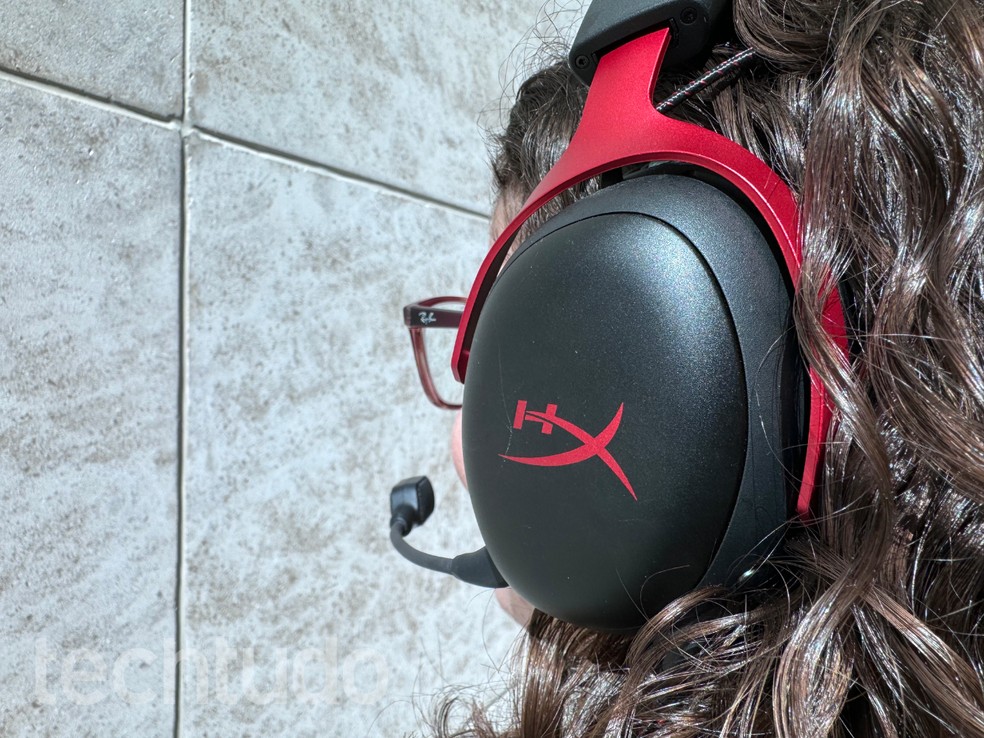 Carcaça do HyperX Cloud III apresenta cores pretas e vermelhas, características da marca americana — Foto: Victor Bastos/TechTudo