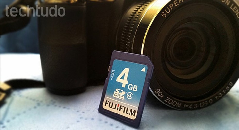 Use o cartão de memória da câmera para enviar suas fotos para o PC  — Foto: Barbara Mannara/TechTudo