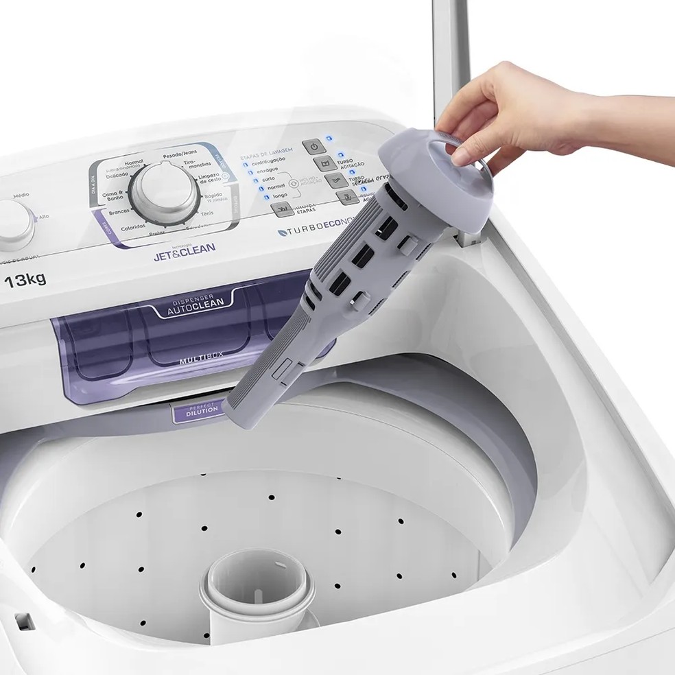 Lave o filtro de fiapos periodicamente para não acumular resíduos, que podem grudar nas roupas e na parte interna da lavadora — Foto:  — Foto: Reprodução/Electrolux