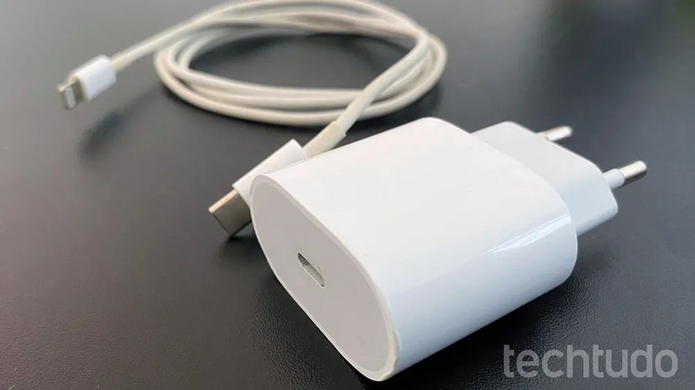 Usar cabos falsos pode trazer prejuízos ao celular — Foto: TechTudo