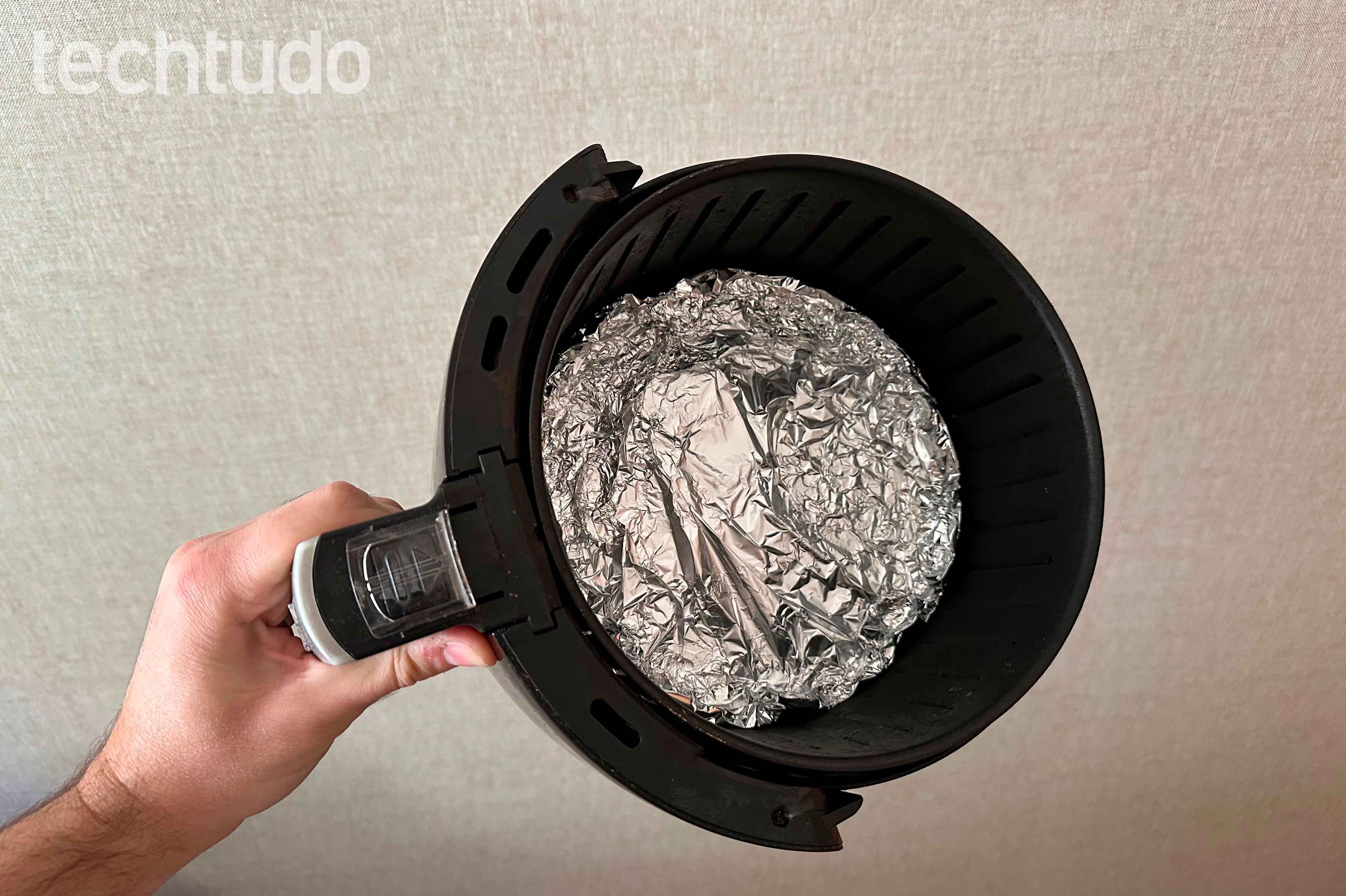 Pode colocar papel alumínio na air fryer? Veja dicas de uso