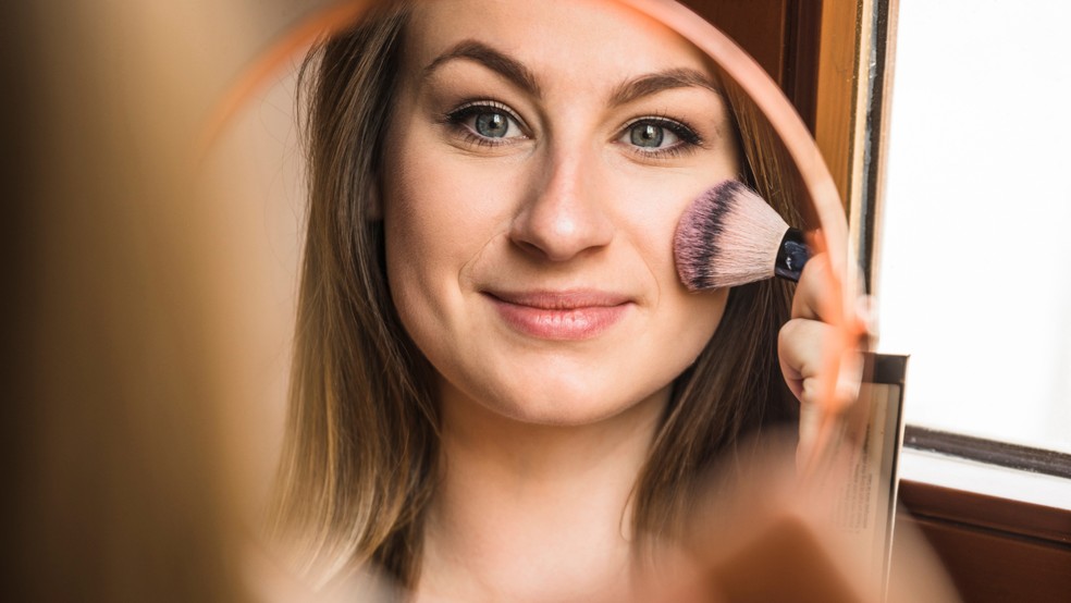 Selecione as fotos que devem estar no portfólio de cabelo e maquiagem — Foto: Foto: Reprodução/Freepik