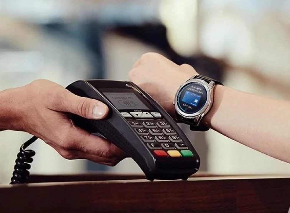 O Galaxy Watch 4 pode fazer pagamentos por aproximação utilizando o NFC — Foto: Reprodução/Google