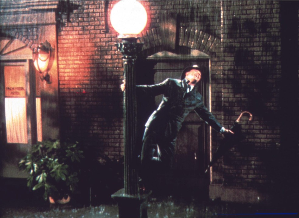 Cena de Gene Kelly dançando em Cantando na Chuva é um dos momentos mais lembrados da história do cinema — Foto: Reprodução/IMDb