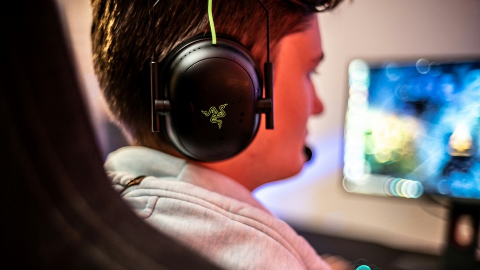 O headset é fundamental no home office — Foto: Unsplash/Ella Don